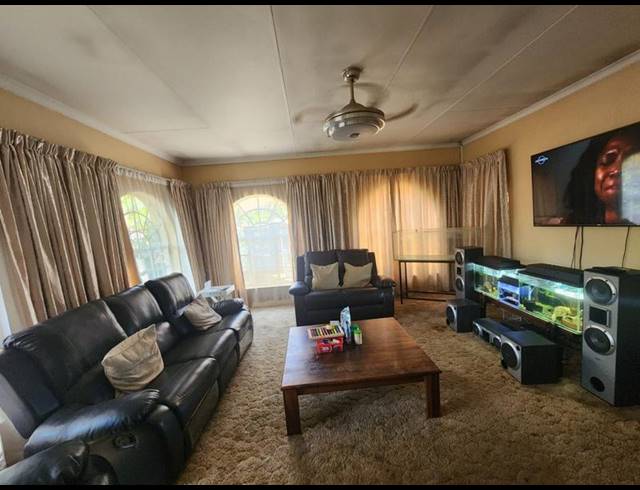 3 BEDROOM HOUSE FOR SALE IN MOUNTAIN VIEW